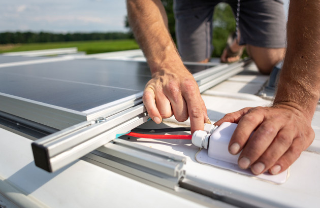 découvrez comment choisir un électricien spécialisé dans l'installation de panneaux solaires pour garantir une installation efficace et sécurisée. profitez de conseils et d'astuces pour sélectionner le professionnel idéal qui répondra à vos besoins énergétiques tout en respectant votre budget.