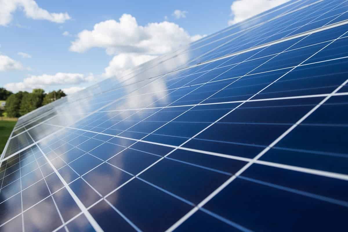 découvrez comment choisir les panneaux solaires adaptés à vos besoins, en tenant compte de l'efficacité, du coût et des options d'installation, afin de maximiser votre investissement énergétique.