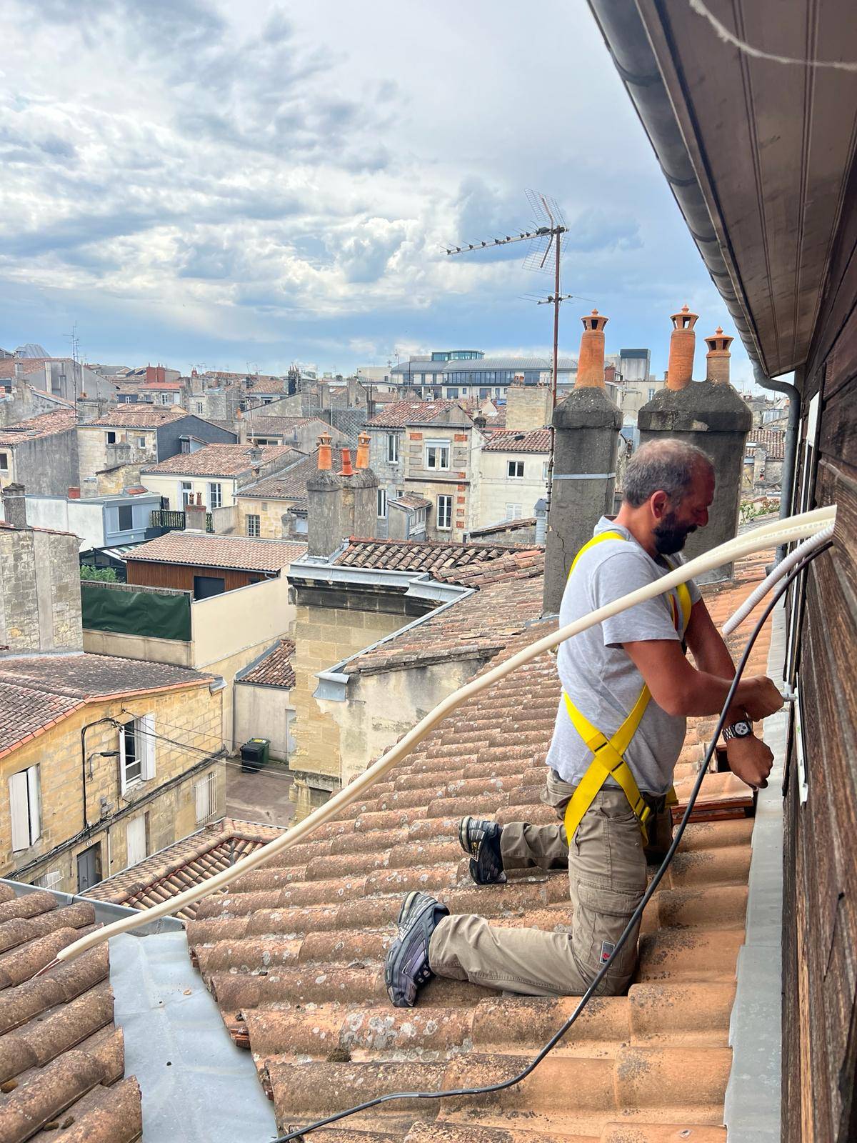 découvrez les avantages d'une climatisation de toit pour un confort optimal. idéale pour les espaces restreints, elle offre une solution efficace et esthétique pour réguler la température de votre intérieur tout en vous permettant de profiter d'une ventilation agréable. optez pour une climatisation de toit pour allier design et performance.