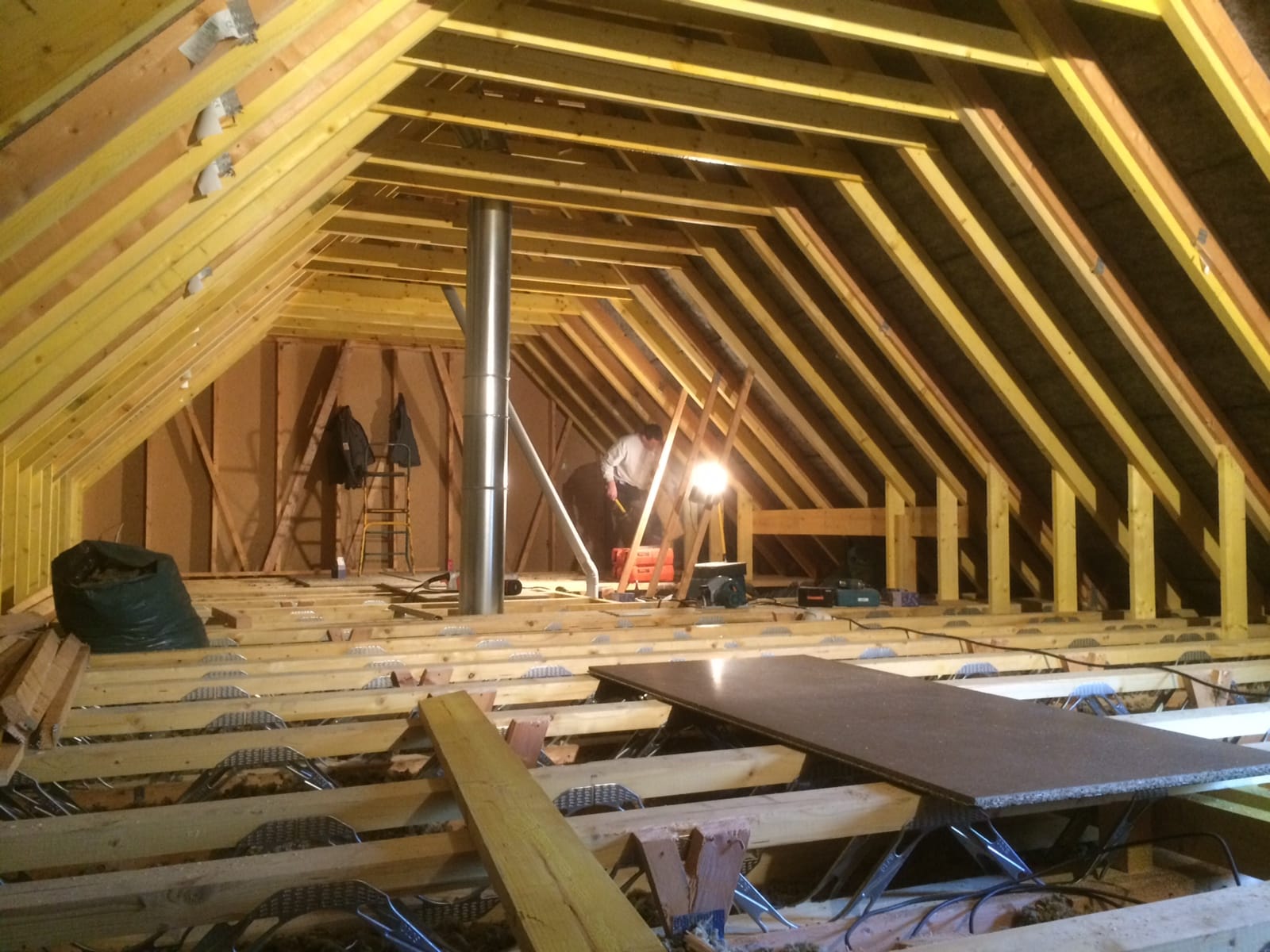 découvrez comment optimiser l'espace perdu de votre maison en aménageant vos combles. que ce soit pour créer une chambre, un bureau ou un espace de rangement, nos conseils et astuces vous aideront à transformer cet endroit en lieu de vie confortable et fonctionnel.