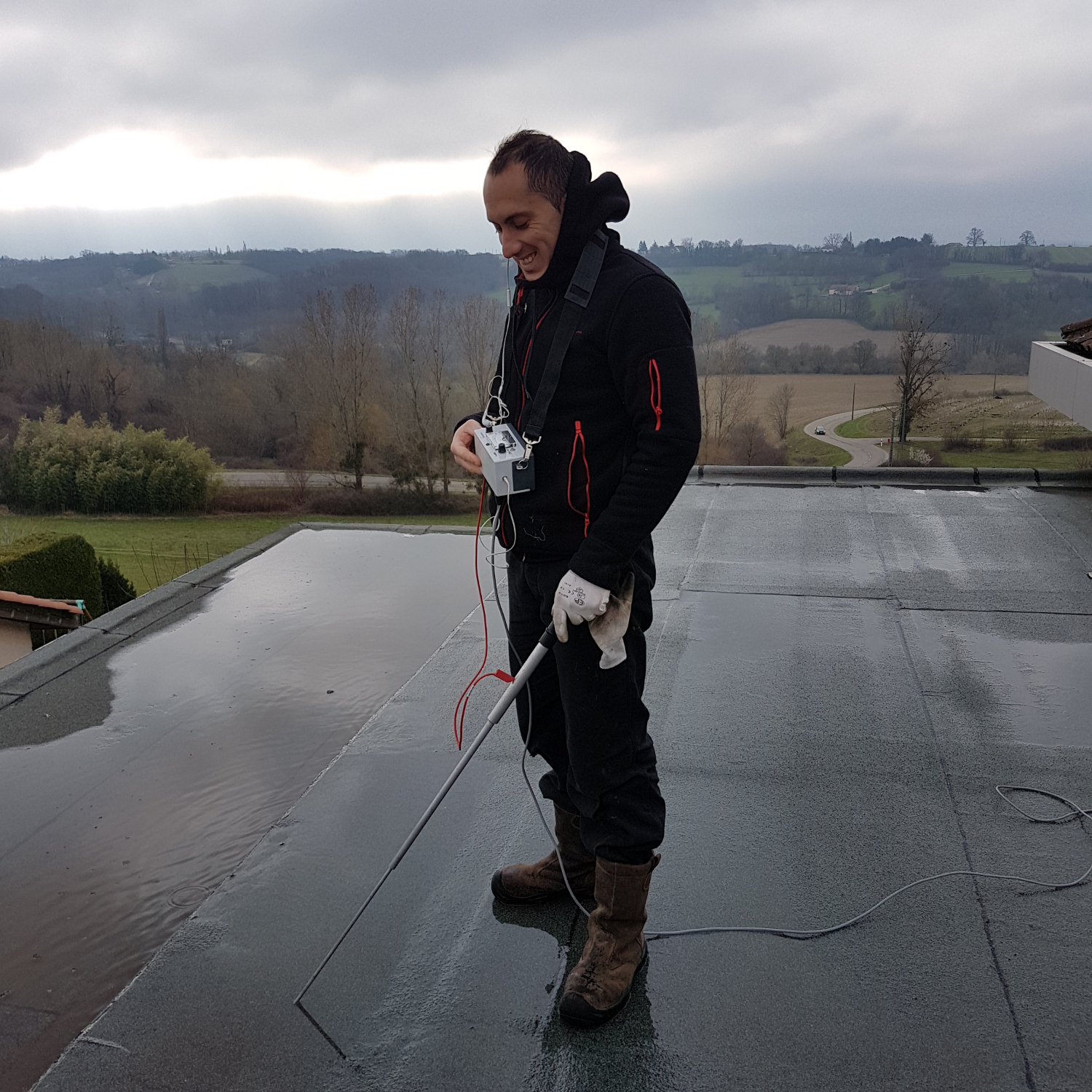 découvrez comment identifier et réparer une fuite sur votre toit terrasse pour protéger votre maison des infiltrations d'eau. nos conseils d'experts vous aideront à préserver l'intégrité de votre habitation.