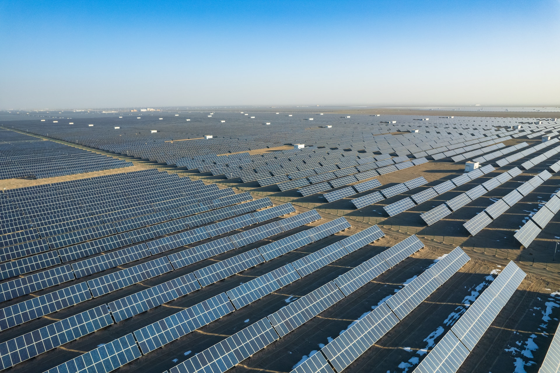 découvrez tout sur le coût d'une centrale photovoltaïque : investissements initiaux, frais d'installation, entretien et retour sur investissement. informez-vous sur les économies d'énergie et les subventions disponibles pour rendre votre projet solaire plus abordable.