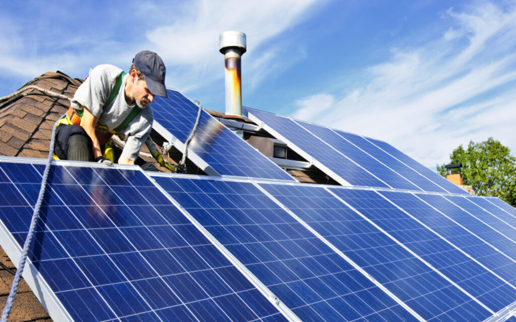 découvrez tout ce qu'il faut savoir sur le coût de l'installation de panneaux photovoltaïques. comparez les prix, les aides disponibles et évaluez la rentabilité de votre projet d'énergie solaire.