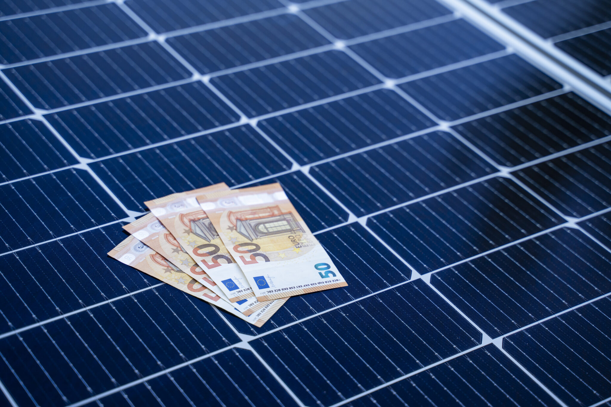 découvrez le coût des panneaux photovoltaïques et les facteurs influençant leur prix. informez-vous sur les opportunités d'économies d'énergie et les aides disponibles pour réduire votre investissement initial. faire le choix des panneaux solaires, c'est investir dans un avenir durable.