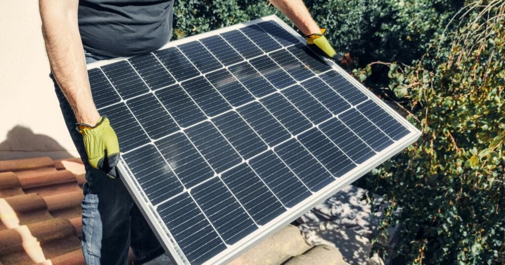 découvrez les coûts d'installation des panneaux solaires et comment optimiser votre investissement pour une énergie renouvelable durable. informez-vous sur les aides financières disponibles et les économies à long terme.
