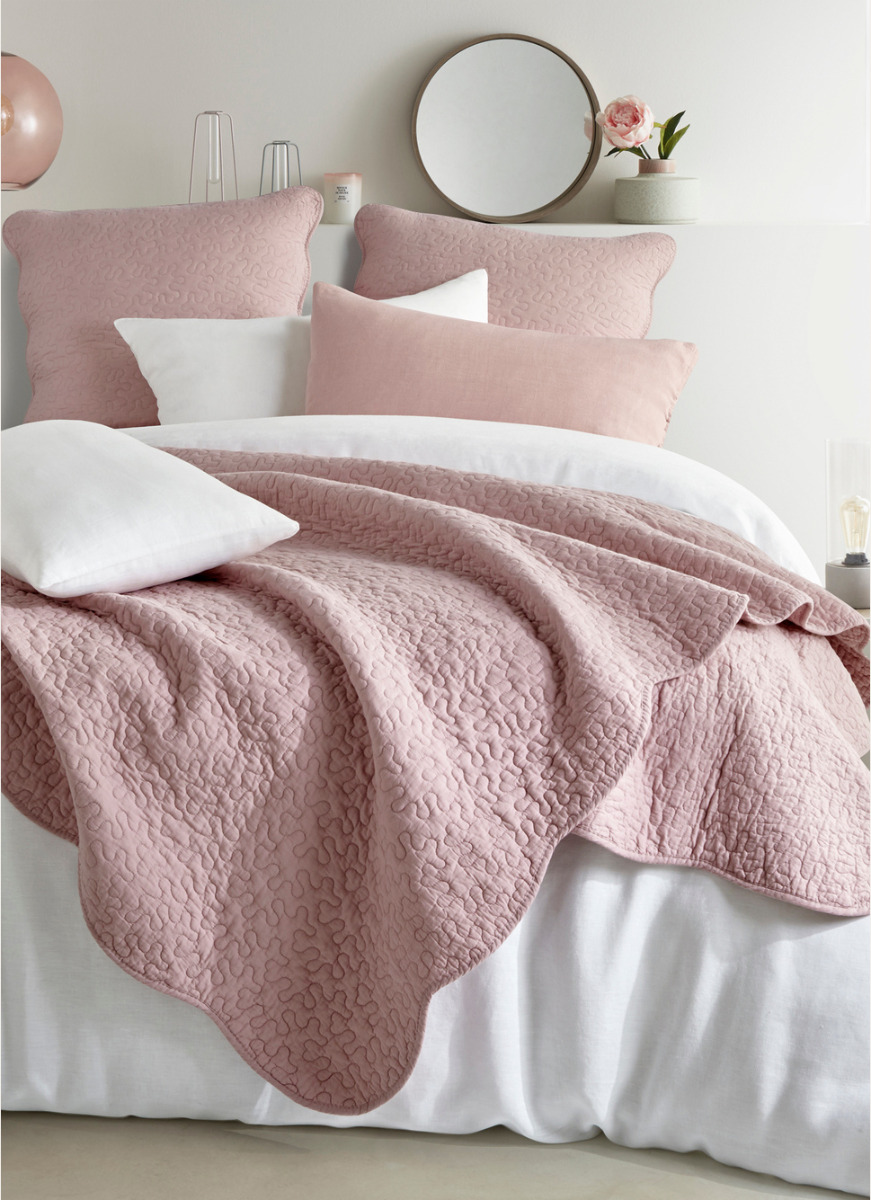 découvrez nos couvertures élégantes et confortables, idéales pour toutes les saisons. parfaites pour ajouter une touche de chaleur à votre intérieur, nos couvertures allient style et fonctionnalité.