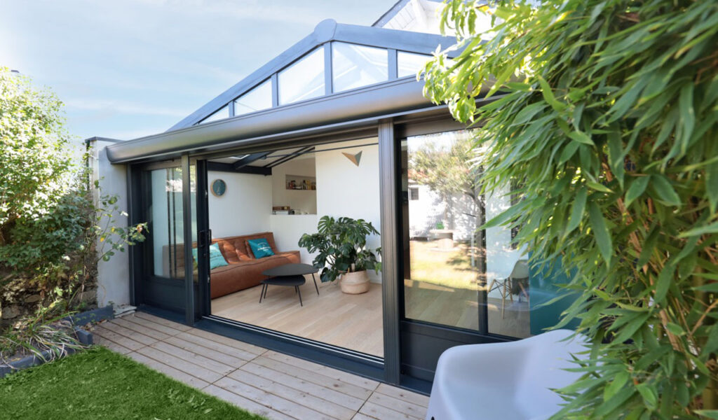 découvrez notre sélection de couvre-terrasses, alliant élégance et protection. transformez votre espace extérieur en un havre de paix tout en vous protégeant des intempéries. idéal pour profiter de votre terrasse toute l'année, notre gamme met en avant des matériaux de qualité et un design moderne.