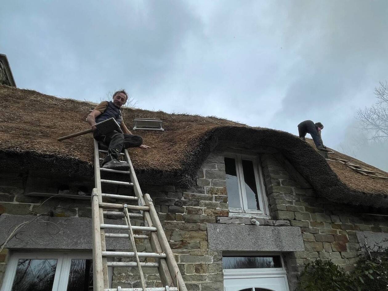 découvrez l'art du couvreur chaume, spécialiste des toitures traditionnelles en chaume. offrez à votre maison une touche authentique et chaleureuse tout en bénéficiant d'une isolation naturelle et d'un esthétisme unique. contactez-nous pour vos projets de toiture en chaume.