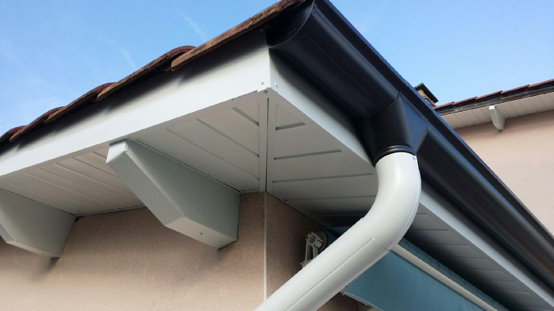 découvrez tout sur le débord de toit : ses avantages, son rôle dans l'esthétique et la protection de votre maison. apprenez comment bien le concevoir et l'entretenir pour prolonger la durabilité de votre toiture.