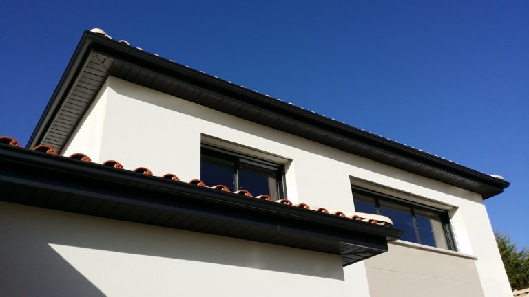 découvrez tout sur le débord de toit : ses avantages, son rôle dans l'esthétique de votre maison et les différents styles possibles. apprenez comment bien l'intégrer à votre projet de construction ou de rénovation pour une protection optimale contre les intempéries.