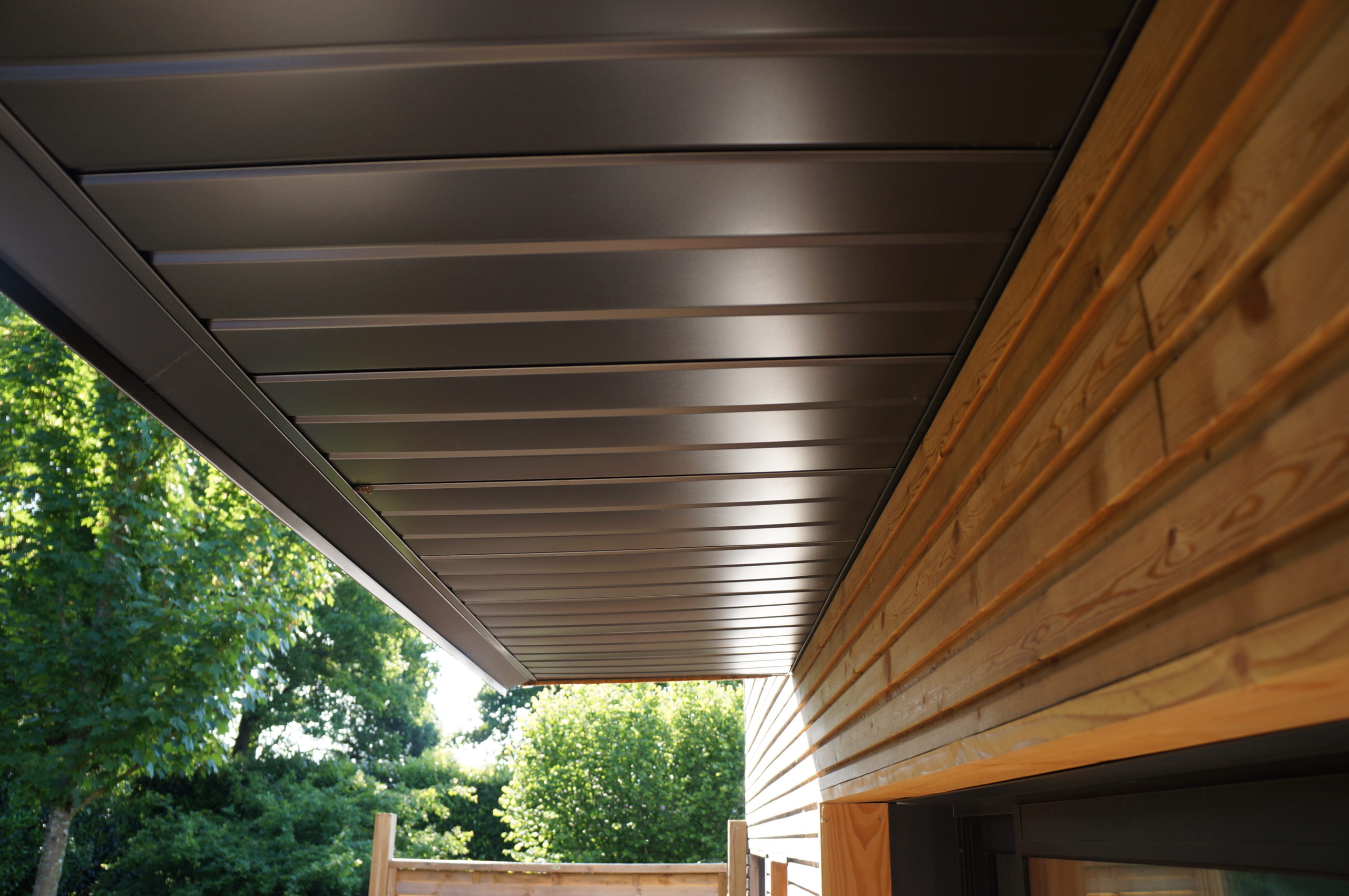 découvrez tout sur le débord de toit : son importance, ses avantages et comment il contribue à la protection et l'esthétique de votre maison. informez-vous sur les différents styles et matériaux pour un aménagement extérieur réussi.