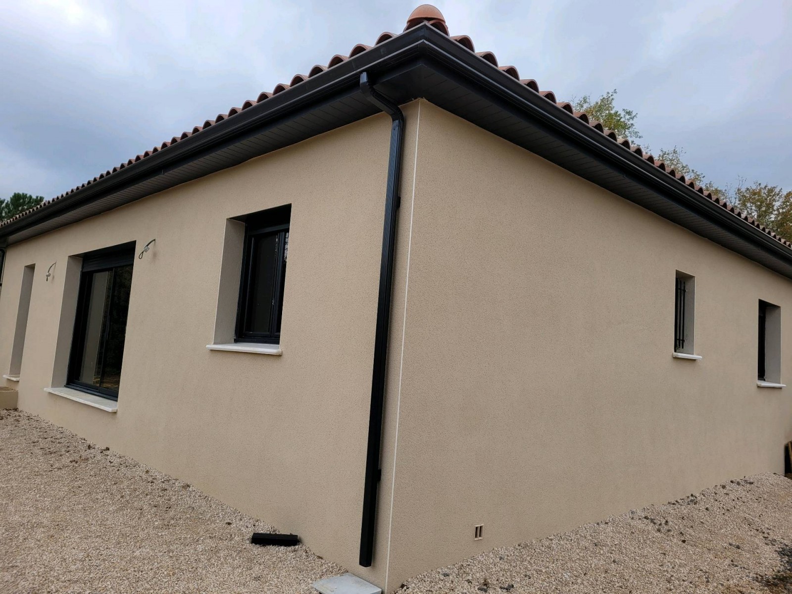 découvrez tout sur le débord de toit : fonctions, avantages et conseils d'entretien pour protéger votre maison tout en valorisant son esthétique.