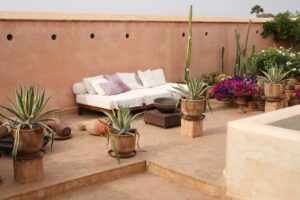 découvrez des idées inspirantes pour la décoration de votre toit-terrasse. transformez cet espace extérieur en un havre de paix avec des astuces pratiques pour l'aménagement, le choix des meubles et des accessoires. créez une ambiance chaleureuse et accueillante pour profiter pleinement de votre terrasse tout au long de l'année.