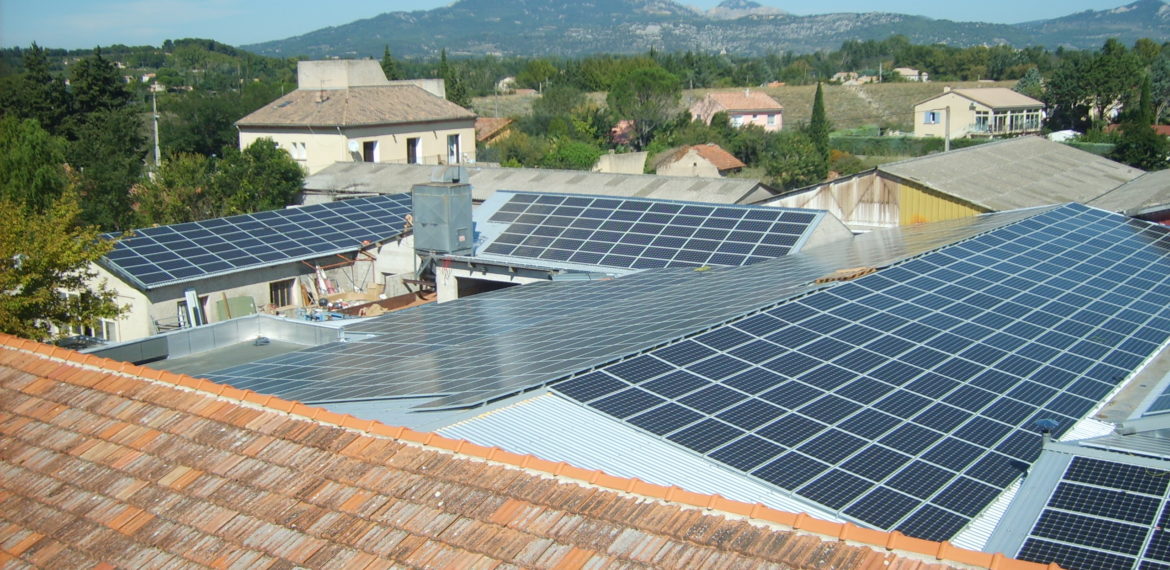 découvrez le décret sur l'autoconsommation photovoltaïque, une initiative visant à encourager la production d'énergie solaire pour une consommation personnelle. informez-vous sur les avantages, les conditions et les dispositifs d'aide disponibles pour optimiser votre installation photovoltaïque.