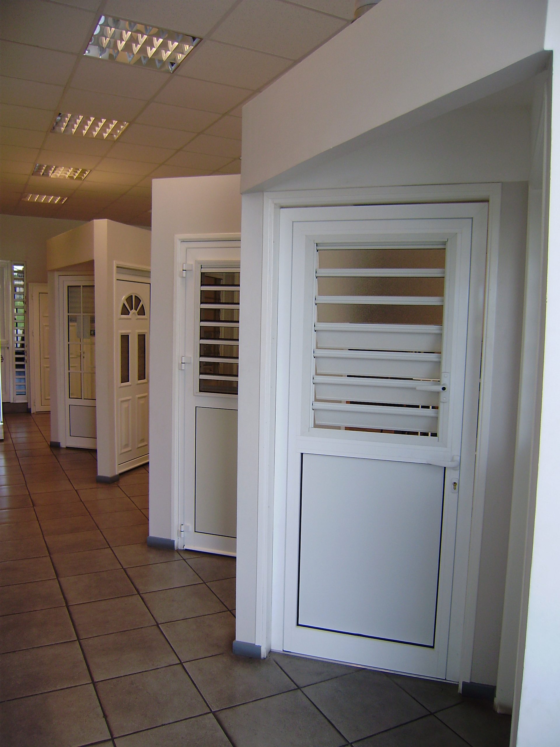 profitez de notre destockage exceptionnel de fenêtres ! offrez à votre intérieur une nouvelle luminosité et un confort thermique optimal grâce à nos produits de qualité à prix réduits. ne manquez pas cette opportunité pour rénover votre habitat avec des fenêtres modernes et esthétiques.