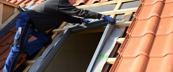 découvrez les différentes dimensions de fenêtres velux pour optimiser l'éclairage et l'aération de votre espace. choisissez la taille idéale pour votre projet de rénovation ou de construction.