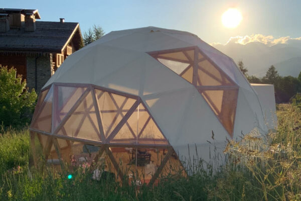 découvrez le dôme, une structure architecturale fascinante qui allie esthétisme et ingénierie. explorez ses origines, ses usages dans diverses cultures et son impact sur l'architecture moderne.