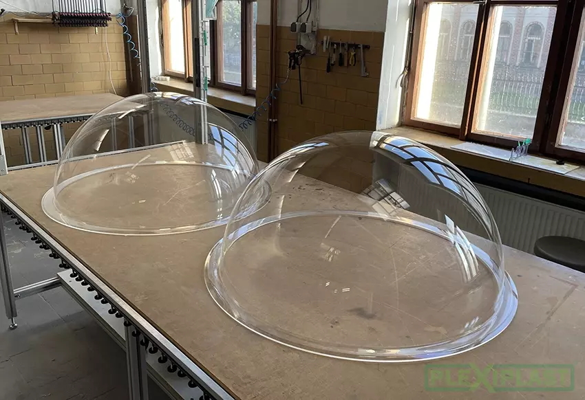 découvrez notre dôme en plexi, une solution innovante et élégante pour ajouter une touche de modernité à votre espace. parfait pour les terrasses, jardins ou événements, ce dôme transparent offre une protection contre les intempéries tout en laissant entrer la lumière naturelle. idéal pour créer un espace convivial et chaleureux.