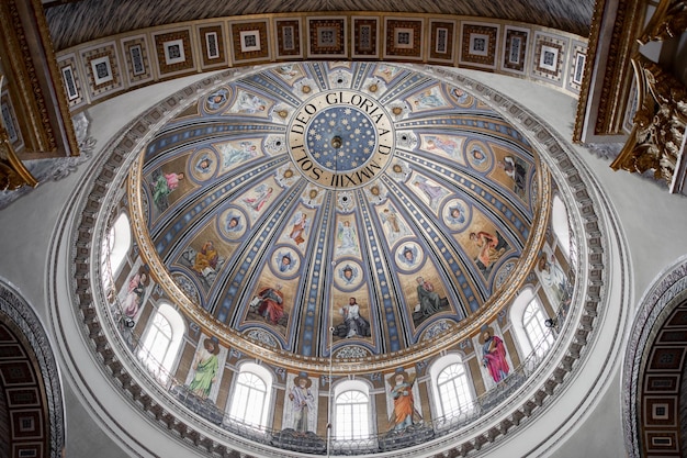 découvrez le charme et l'élégance du dome rond, une structure architecturale captivante qui allie esthétisme et fonctionnalité. explorez les différentes applications du dome rond, de l'habitat aux bâtiments publics, et laissez-vous inspirer par ses formes délicates et son intégration harmonieuse dans divers environnements.