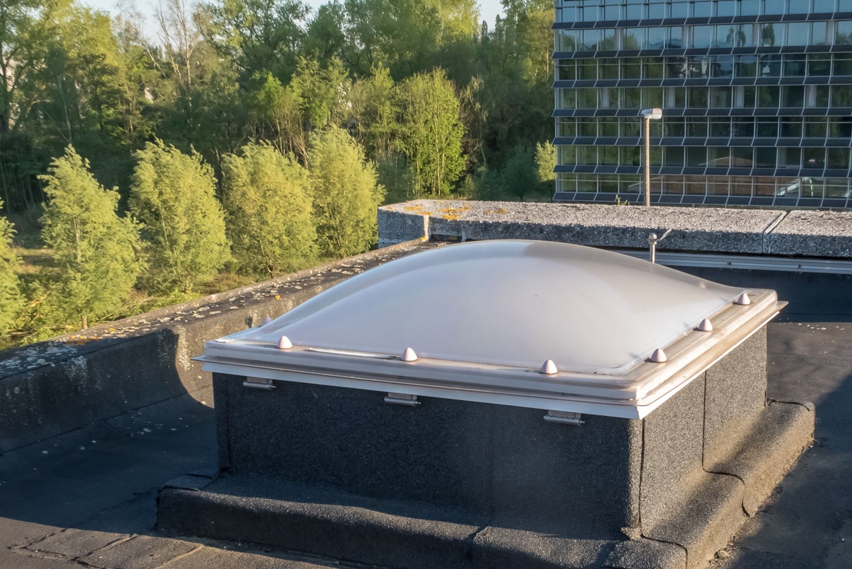 découvrez le dôme toit économique, une solution innovante et rentable pour maximiser l'espace et l'efficacité énergétique de votre habitat. alliant design moderne et performance, ce système de toiture permet d'optimiser vos coûts tout en offrant une esthétique unique. transformez votre projet de construction avec notre dôme toit économique.