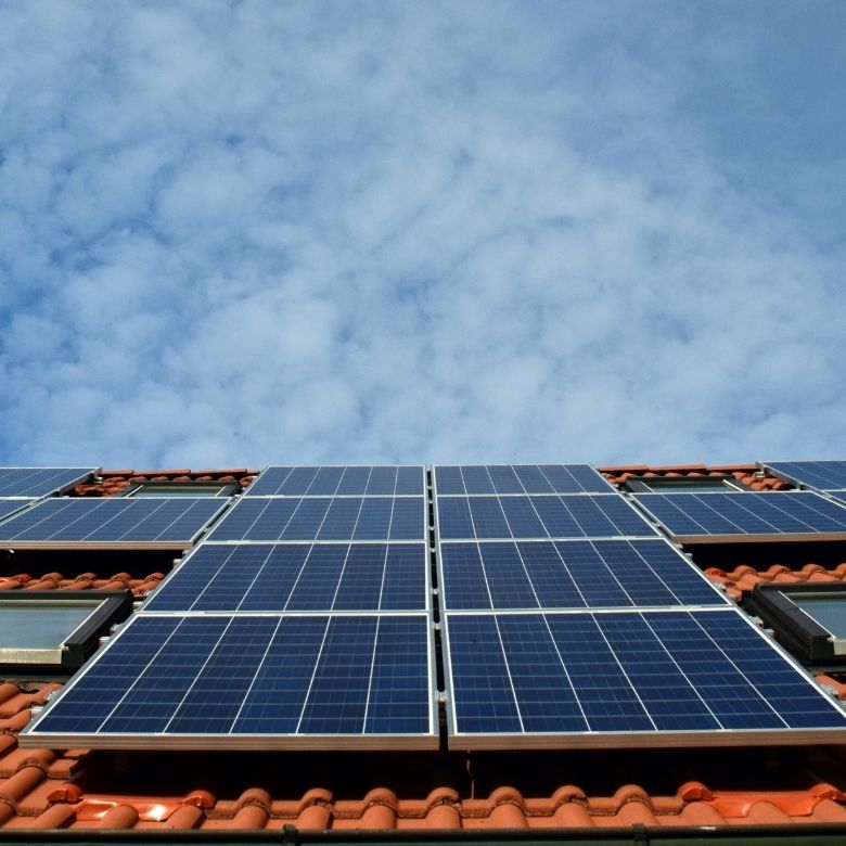 découvrez la durée de vie des panneaux solaires et comment maximiser leur performance. informez-vous sur les facteurs influençant leur longévité et les garanties offertes par les fabricants. optez pour une énergie durable et économisez sur vos factures d'électricité tout en préservant l'environnement.