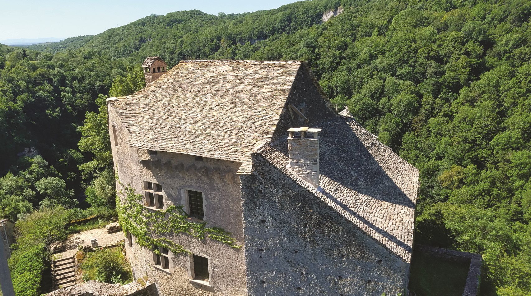 découvrez la durée de vie d'un toit en lauze, ses caractéristiques, avantages et conseils d'entretien pour garantir sa longévité. informez-vous sur les éléments qui influencent la durabilité de ce revêtement traditionnel et préservez le charme de votre habitation.