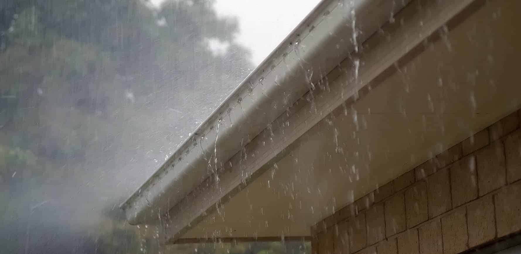 découvrez comment optimiser la récupération d'eau de pluie sur votre toiture pour un usage domestique durable et économique. transformez votre toit en une source d'eau précieuse !