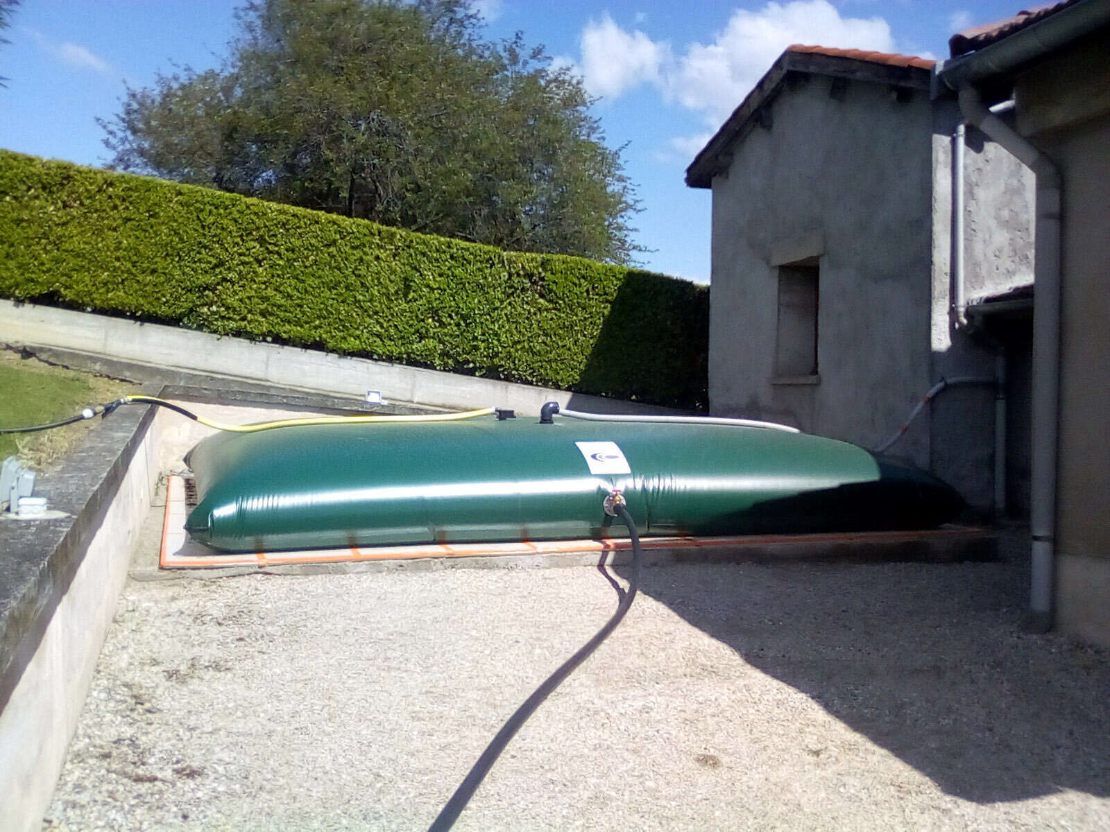 optimisez votre consommation d'eau avec nos solutions de récupération des eaux de pluie sur toit. écologiques et économiques, découvrez comment un système de collecte d'eau pluviale peut réduire votre facture tout en préservant l'environnement.