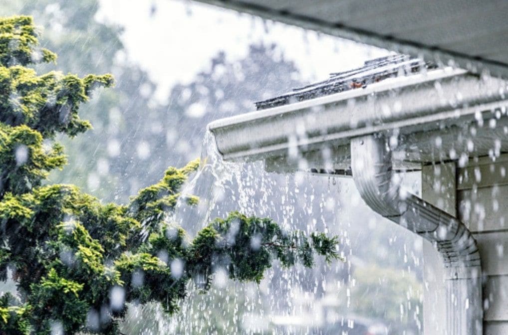 découvrez comment récupérer l'eau de pluie depuis votre toit pour une utilisation durable et économique. apprenez les méthodes de collecte, les systèmes de filtration et les avantages environnementaux de cette pratique.