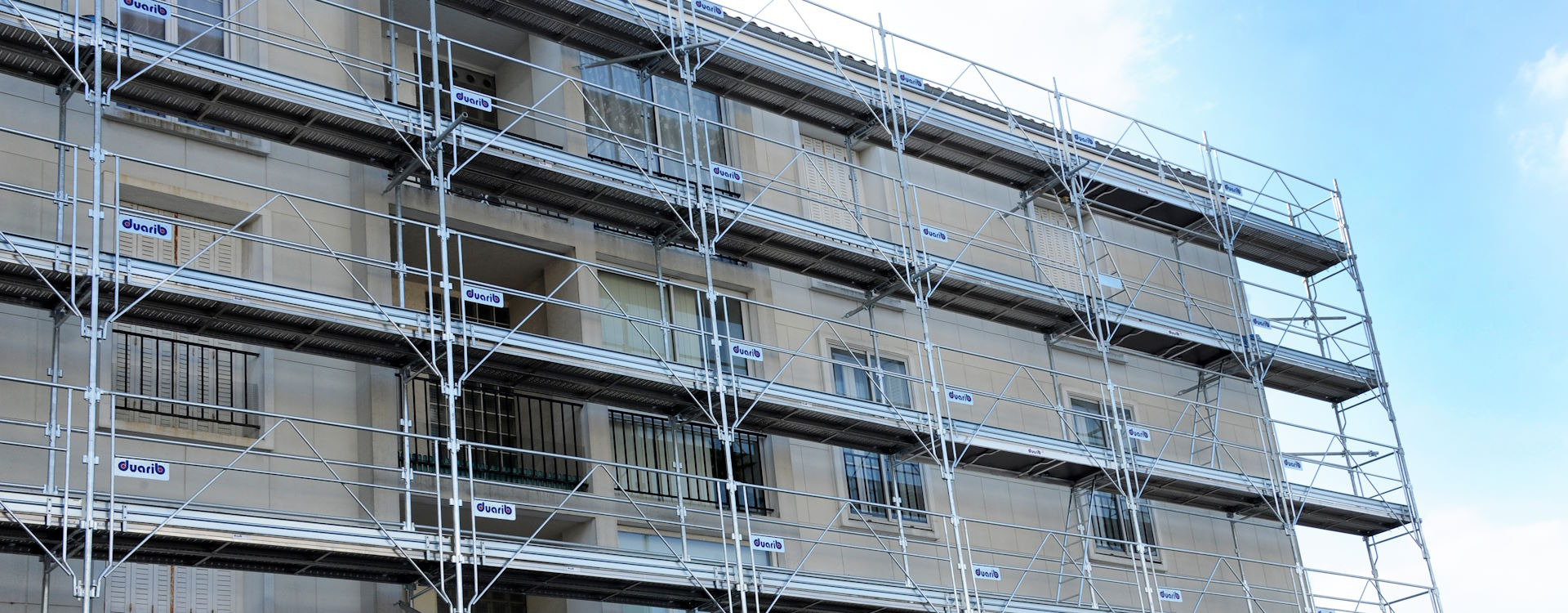 découvrez notre guide complet sur les échafaudages, leur utilisation, types disponibles et conseils de sécurité pour vos projets de construction. apprenez comment choisir le bon échafaudage pour assurer la sécurité et l'efficacité de vos travaux en hauteur.