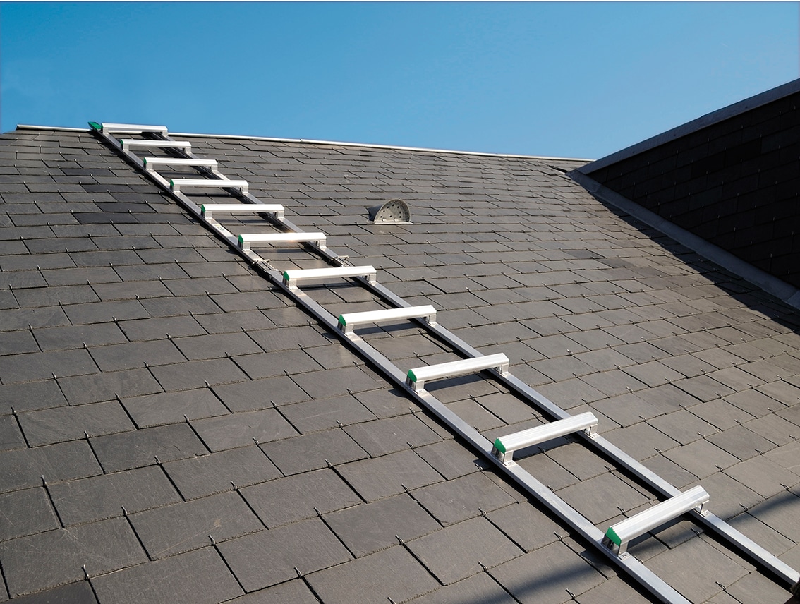 découvrez notre sélection d'échelles de toit, idéales pour accéder en toute sécurité à vos toits. conçues pour allier robustesse et praticité, nos échelles vous garantissent une utilisation facile et optimale pour tous vos travaux en hauteur.