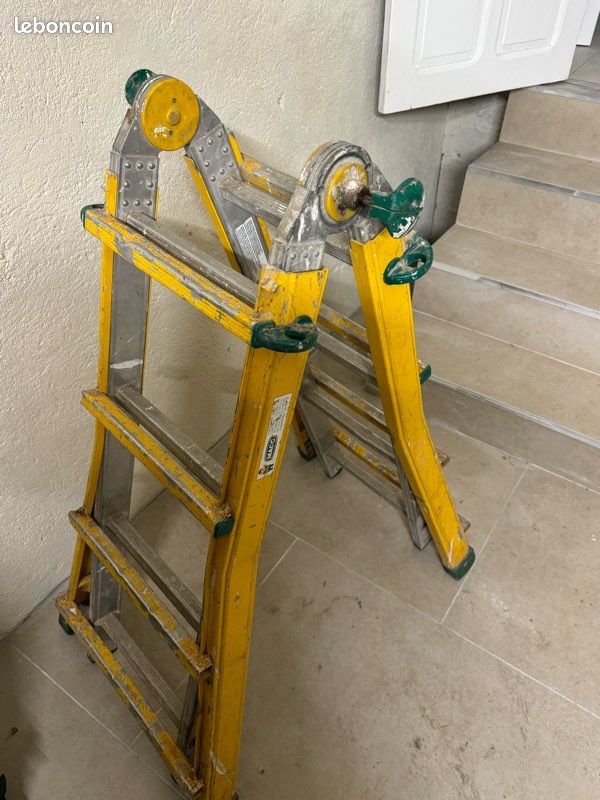 découvrez notre échelle pliante, pratique et robuste, idéale pour les travaux en hauteur et le rangement facile. sa conception compacte facilite le transport et son utilisation est sécurisée, parfaite pour les professionnels et les bricoleurs.