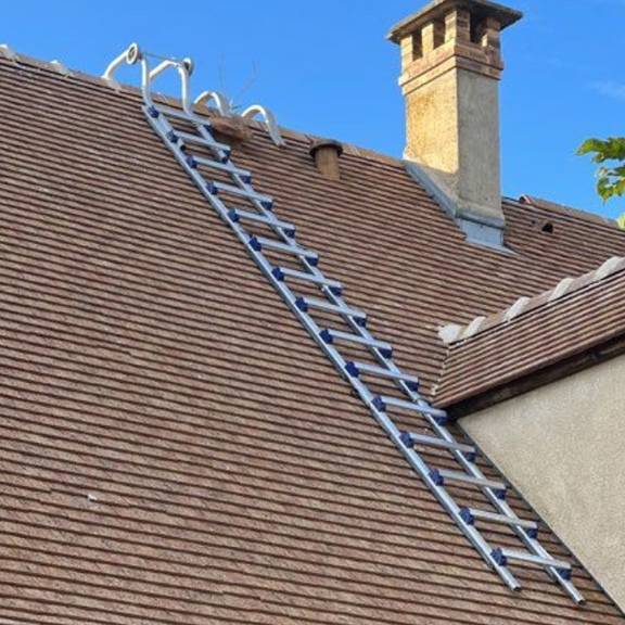 découvrez notre sélection d'échelles de toit, idéales pour faciliter l'accès à vos toitures. robustesse, sécurité et praticité sont au rendez-vous pour tous vos travaux en hauteur. trouvez l'échelle parfaite pour vos besoins dès aujourd'hui !
