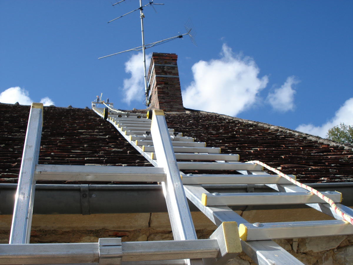 découvrez notre large sélection d'échelles pour toiture, conçues pour garantir votre sécurité et faciliter l'accès à vos toits. parfaites pour les professionnels et les bricoleurs, nos échelles allient robustesse et praticité. explorez nos modèles adaptables et trouver l'échelle idéale pour tous vos travaux en hauteur.