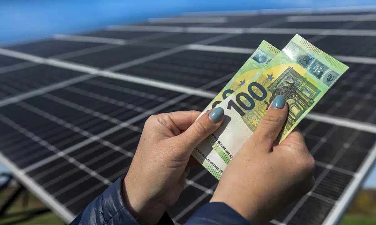 découvrez comment les panneaux solaires peuvent vous faire réaliser des économies significatives sur vos factures d'énergie. explorez les avantages financiers, les incitations gouvernementales et les retours sur investissement associés à l'énergie solaire.