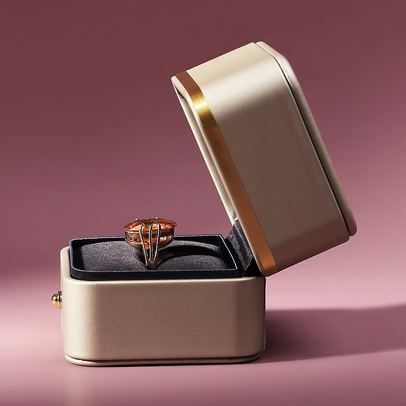 découvrez l'univers raffiné des écrins, où chaque boîte exprime l'élégance et la protection de vos trésors précieux. explorez des créations uniques qui allient design et fonctionnalité, idéales pour sublimer vos bijoux et objets de valeur.