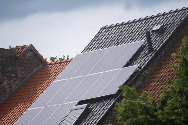 découvrez comment un toit photovoltaïque peut booster l'efficacité énergétique de votre maison tout en réduisant vos factures d'électricité. apprenez-en plus sur les avantages des panneaux solaires et leur impact positif sur l'environnement.