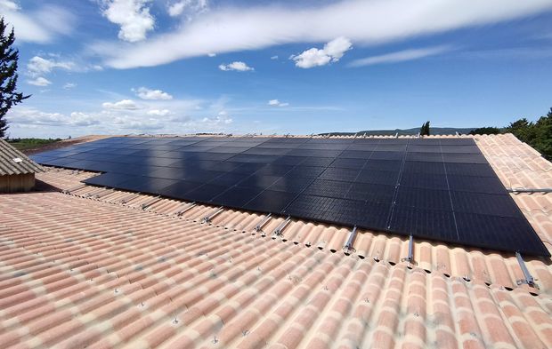 découvrez les enjeux fiscaux liés à la surimposition des installations photovoltaïques en france. analysez les implications financières, les réglementations en vigueur, et les stratégies pour optimiser votre investissement tout en respectant les obligations fiscales.