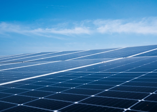 découvrez l'importance de l'ensoleillement photovoltaïque pour optimiser la production d'énergie solaire. apprenez comment le rayonnement solaire influencent l'efficacité des panneaux photovoltaïques et les avantages d'une installation adaptée à votre environnement.