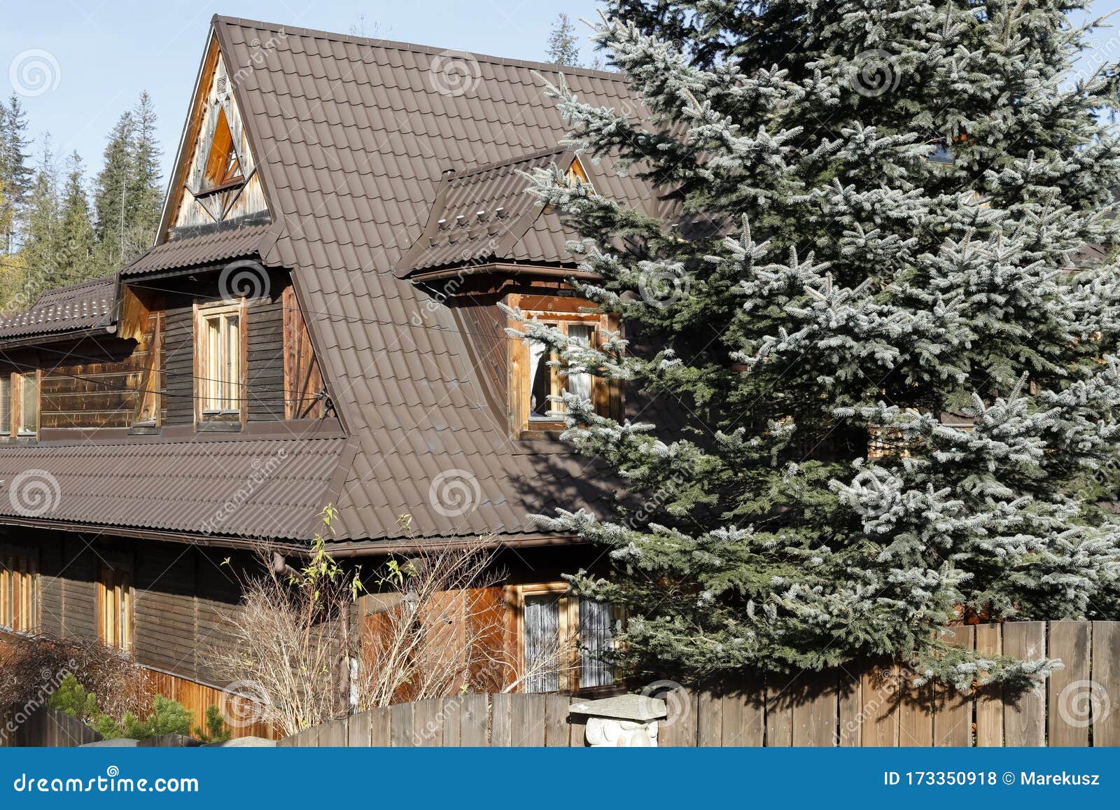 découvrez notre gamme de couvre-toits de qualité, alliant esthétisme et protection pour votre toiture. idéal pour préserver votre maison des intempéries tout en ajoutant une touche élégante à votre extérieur.