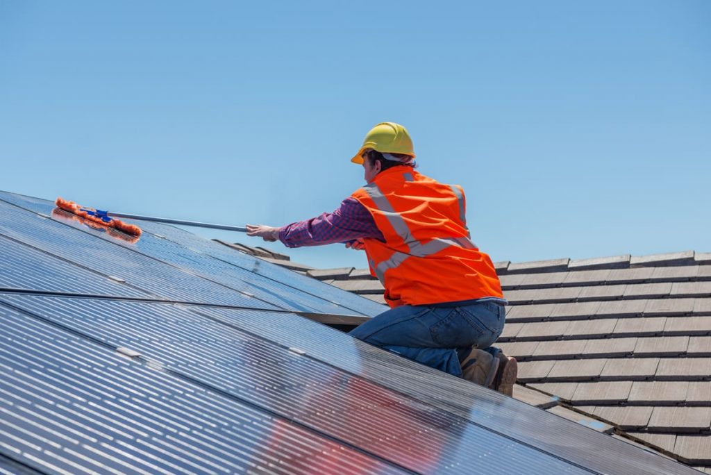 découvrez nos conseils essentiels pour l'entretien des panneaux solaires. assurez le bon fonctionnement et la longévité de votre installation photovoltaïque grâce à des astuces pratiques et des recommandations d'experts.