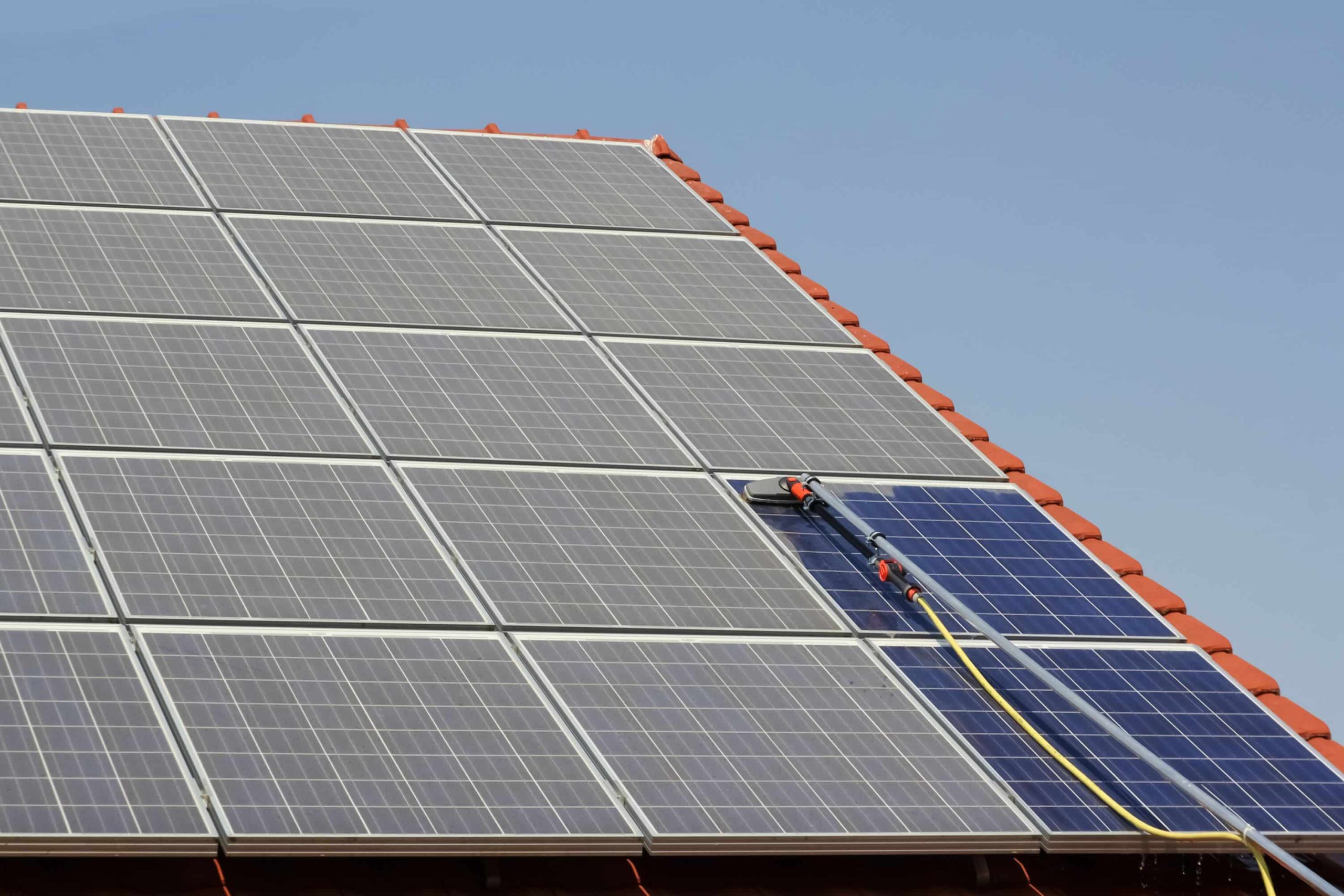 découvrez l'importance de l'entretien des panneaux solaires pour maximiser leur efficacité et prolonger leur durée de vie. apprenez les meilleures pratiques d'entretien, les conseils d'experts et les avantages d'un système photovoltaïque bien entretenu.