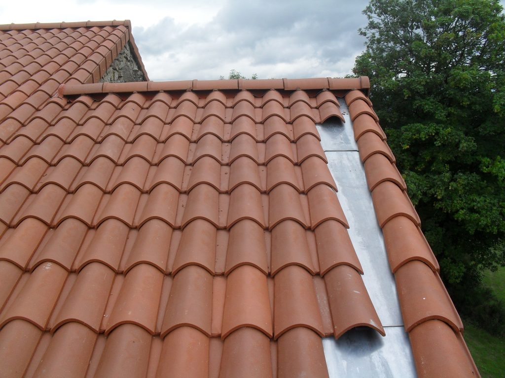 découvrez l'équerre toit, un outil essentiel pour garantir la précision et la solidité de vos constructions. idéal pour les charpentiers et les bricoleurs, cet instrument vous aide à réaliser des angles parfaits et à assurer la stabilité de vos projets de toiture.