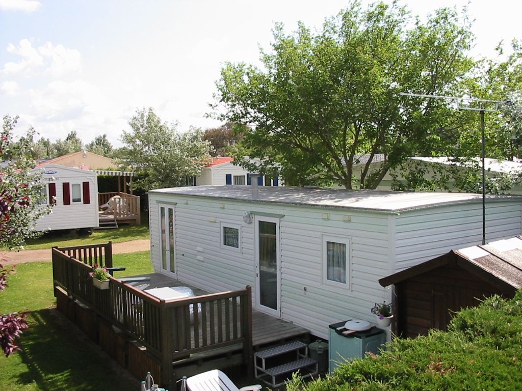 découvrez nos solutions efficaces et durables pour l'étanchéité des toits de mobil-home. protégez votre espace de vie des intempéries et prolonger sa durée de vie grâce à nos conseils et services spécialisés.