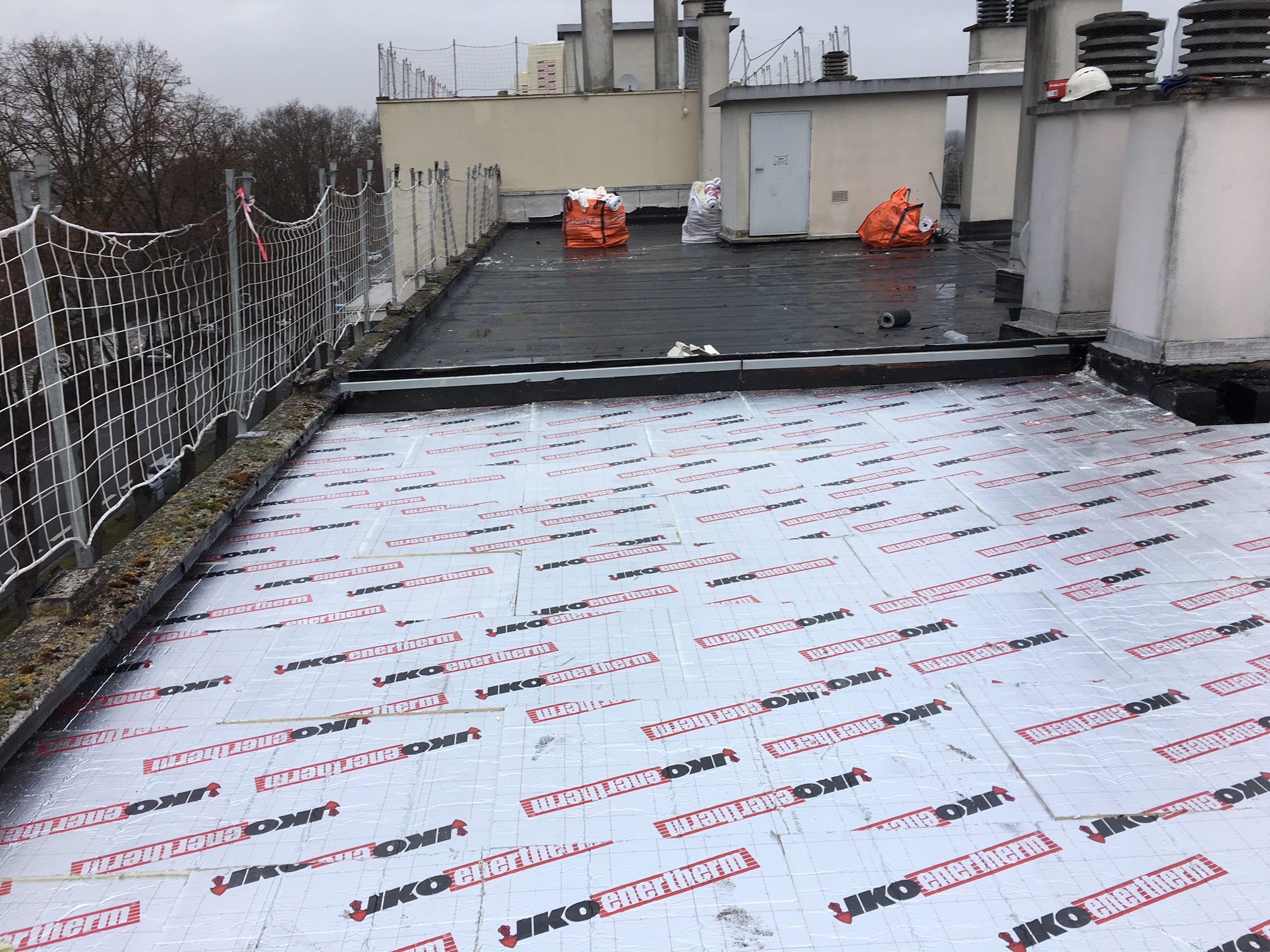 découvrez nos solutions d'étanchéité pour toits plats, garantissant protection et durabilité contre les intempéries. optimisez la longévité de votre toiture avec des matériaux de qualité, conseils d'experts et un service irréprochable. votre toit mérite le meilleur !