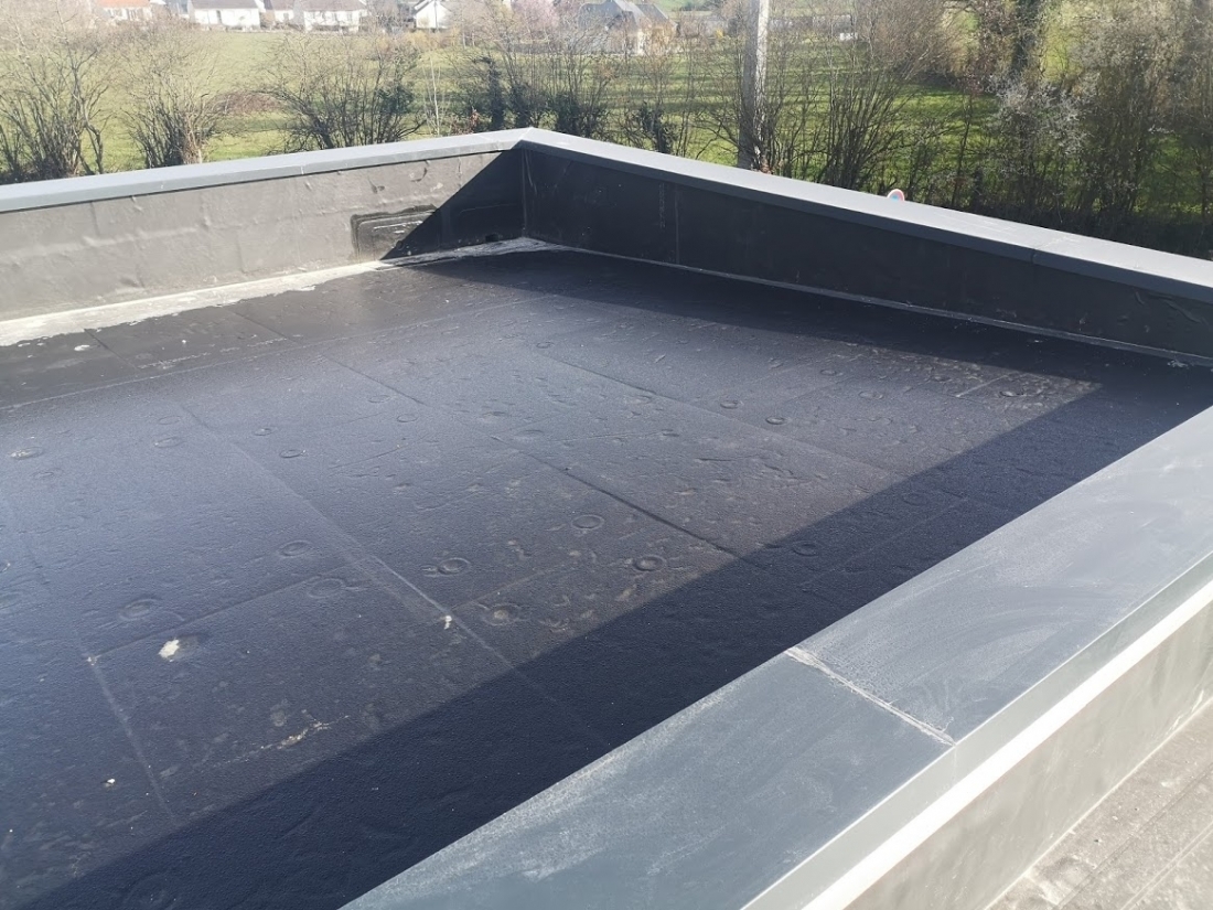 découvrez nos solutions d'étanchéité pour toit, conçues pour protéger efficacement votre maison des infiltrations d'eau. explorez nos services et matériaux de qualité pour garantir la durabilité et la sécurité de votre toiture.