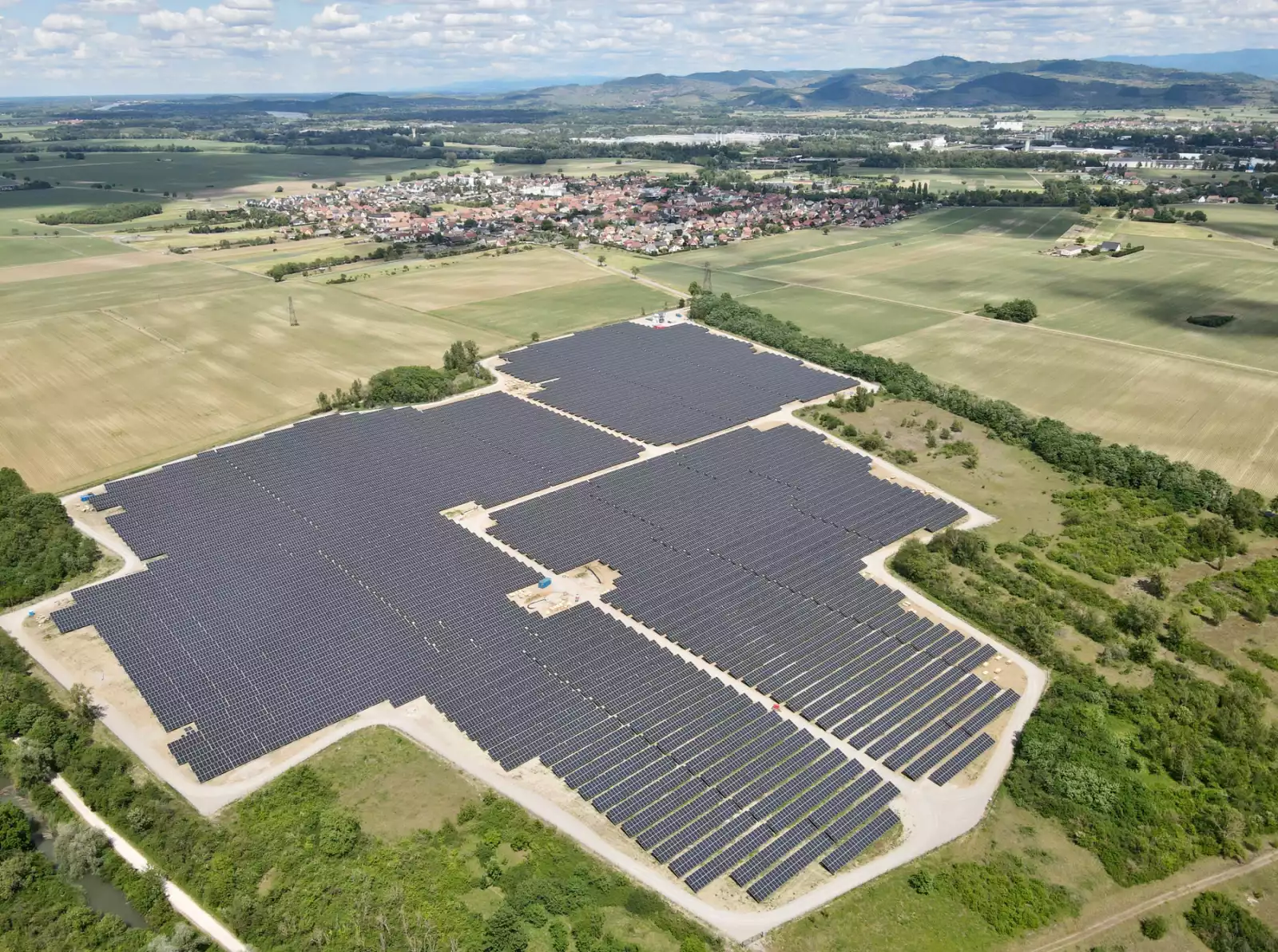 découvrez notre étude approfondie sur l'impact des systèmes photovoltaïques sur l'environnement et l'économie. analysez les bénéfices, les défis et les perspectives d'avenir des énergies renouvelables grâce à une approche scientifique et objective.