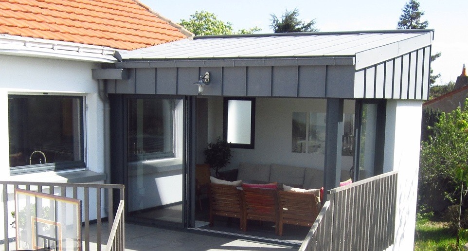 découvrez nos solutions d'extension de toit en bac acier, alliant esthétique moderne et durabilité. idéale pour agrandir votre espace tout en bénéficiant d'une excellente isolation et d'une résistance accrue aux intempéries.