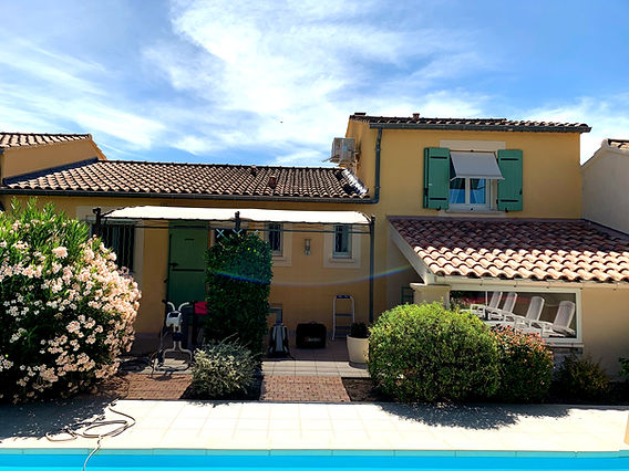 découvrez tout sur l'avancée de toit : qu'est-ce que c'est, ses avantages esthétiques et pratiques pour votre maison, ainsi que des conseils pour bien l'intégrer dans votre projet de construction ou de rénovation.