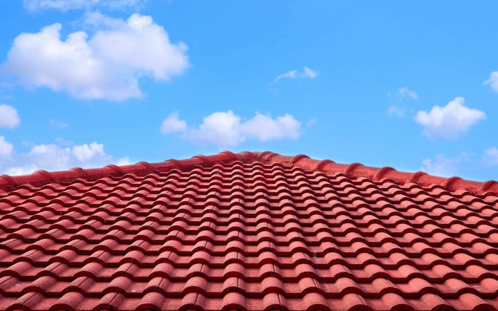 découvrez tout ce qu'il faut savoir sur la pente de toit : types, avantages, caractéristiques et conseils pratiques pour optimiser l'étanchéité et l'esthétique de votre maison.